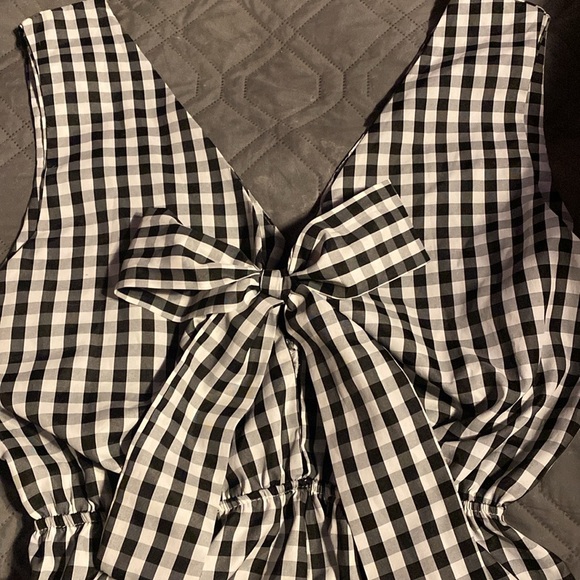 NWOT Shein Gingham Romper with bow tie closure - Picture 5 of 10